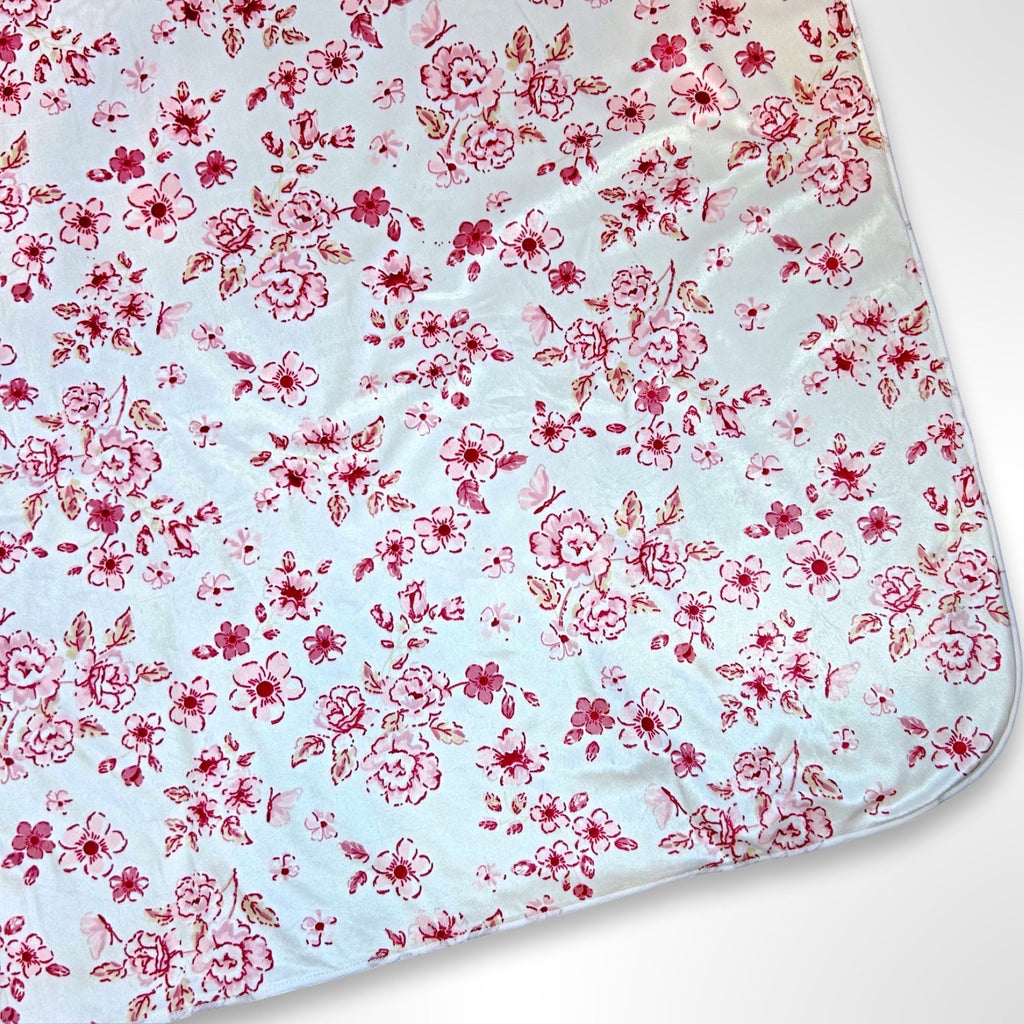  Minky blanket with retro looking dark pink flowers on a light pink background, ready to be personalised with a name.